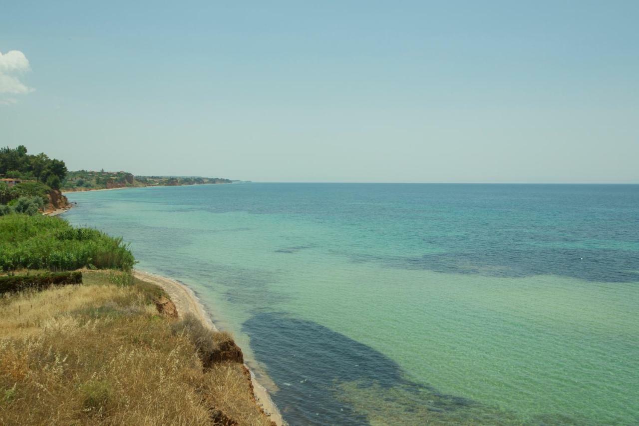 Magnificent Seascape Villa On A Secluded Beach ネア・ムダニア エクステリア 写真