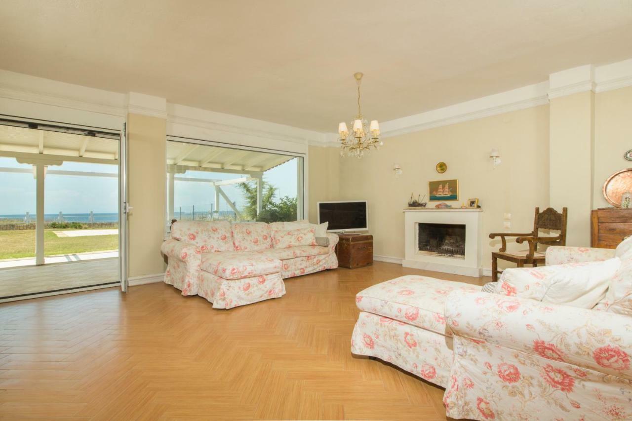 Magnificent Seascape Villa On A Secluded Beach ネア・ムダニア エクステリア 写真