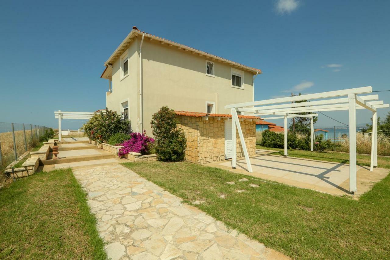 Magnificent Seascape Villa On A Secluded Beach ネア・ムダニア エクステリア 写真