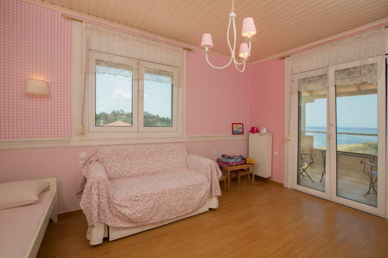 Magnificent Seascape Villa On A Secluded Beach ネア・ムダニア エクステリア 写真