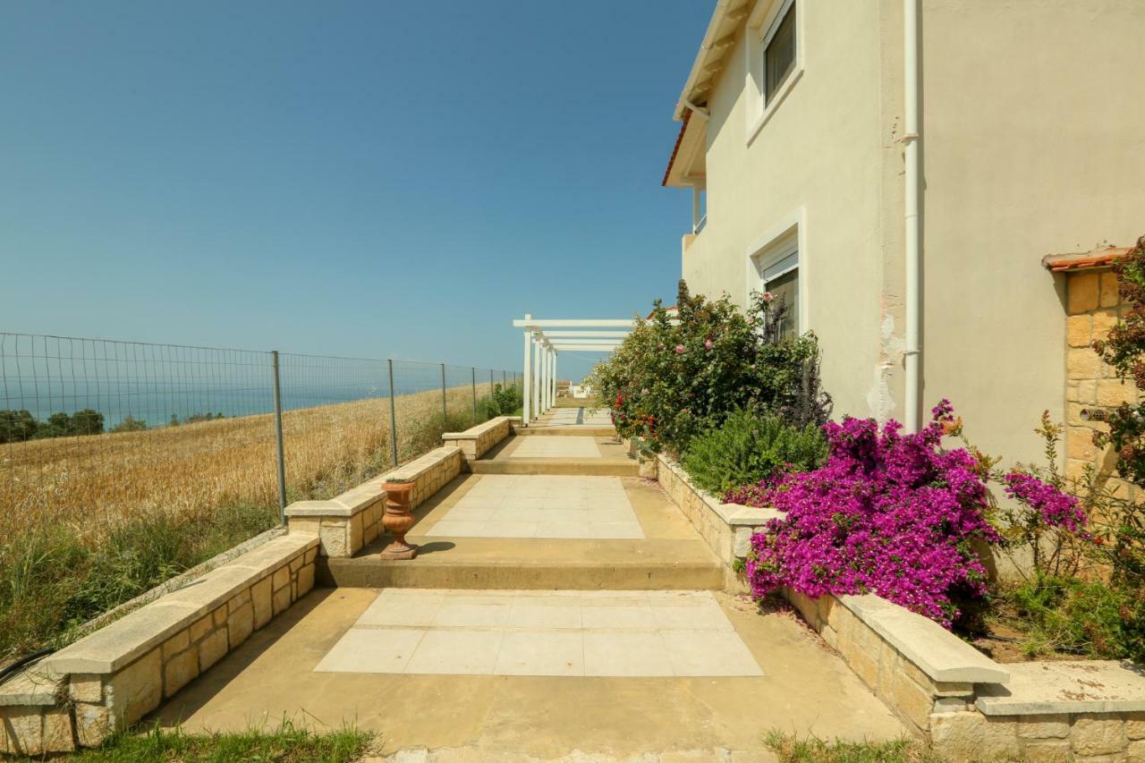 Magnificent Seascape Villa On A Secluded Beach ネア・ムダニア エクステリア 写真